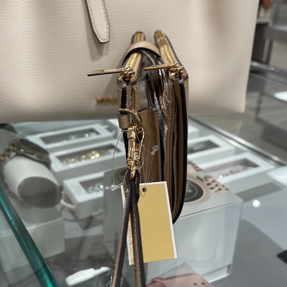 MICHAEL KORS LARGE DOUBLE ZIP WRISTLET wallet, clutch,
Bisque - Picture 10 of 16